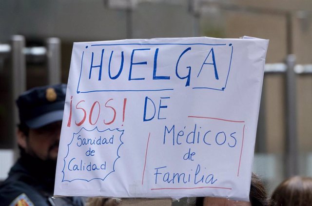 Una pancarta que reza 'Huelga de Médicos de Familia, ¡SOS! Sanidad de calidad' durante una concentración de los médicos y pediatras de Atención Primaria, frente a la Consejería de Sanidad.