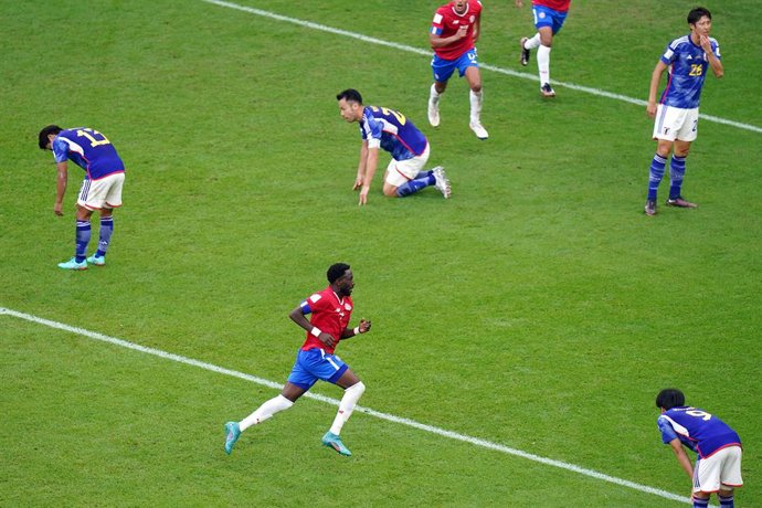 27 November 2022, Qatar, Al-Rayyan: Costa Rica's Keysher Fuller (C)celebrates after scoring their side's first goal during the FIFA World Cup Qatar 2022 Group E soccer match between Japan and Costa Rica at the Ahmad Bin Ali Stadium. Photo: Adam Davy/PA