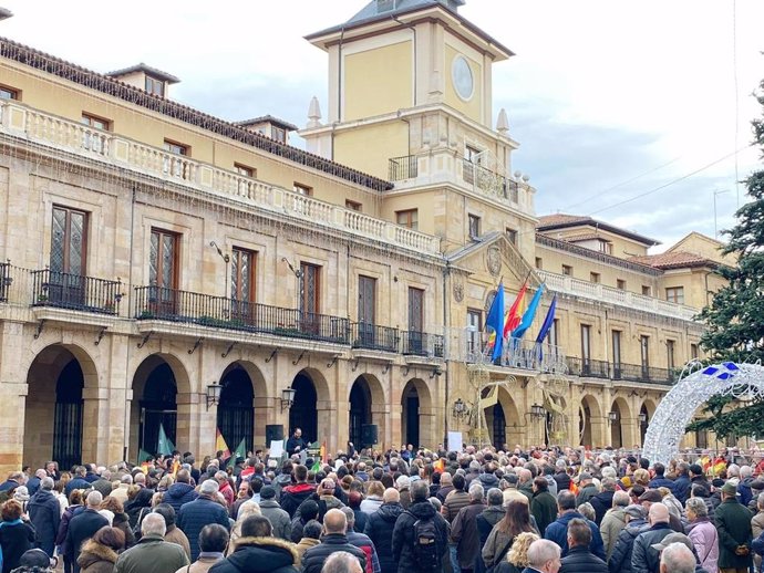 Concentración de Vox en el Ayuntamiento de Oviedo.