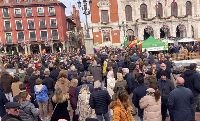 Cerca de un millar de personas se concentran en la Plaza Mayor de Valladolid para exigir la dimisión de Pedro Sánchez.
