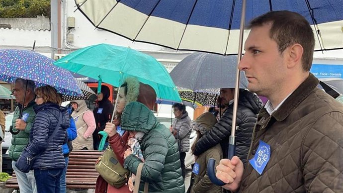 El secretario general y portavoz parlamentario de FORO Asturias en la Junta General, Adrián Pumares, ha participado hoy en la concentración vecinal, organizada por la Plataforma Valles del Navia,