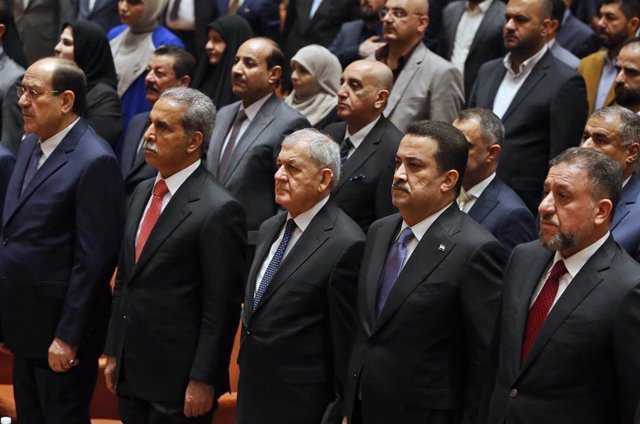 El primer ministro de Irak, Mohamed Shia al Sudani (segundo por la derecha)