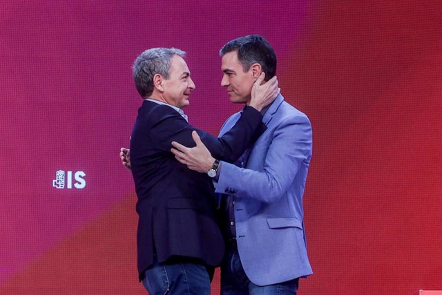 El expresidente del Gobierno, José Luis Rodríguez Zapatero (i), abraza al nuevo presidente de la Internacional Socialista, Pedro Sánchez, durante la última jornada del XXVI Congreso de la Internacional Socialista (IS), en IFEMA Madrid.