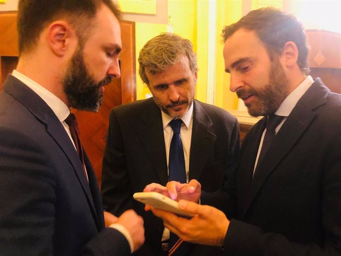 El secretario general del PSOE de Málaga, Daniel Pérez, y diputado nacional socialista Ignacio López informan sobre una iniciativa en relación con Expo 2027