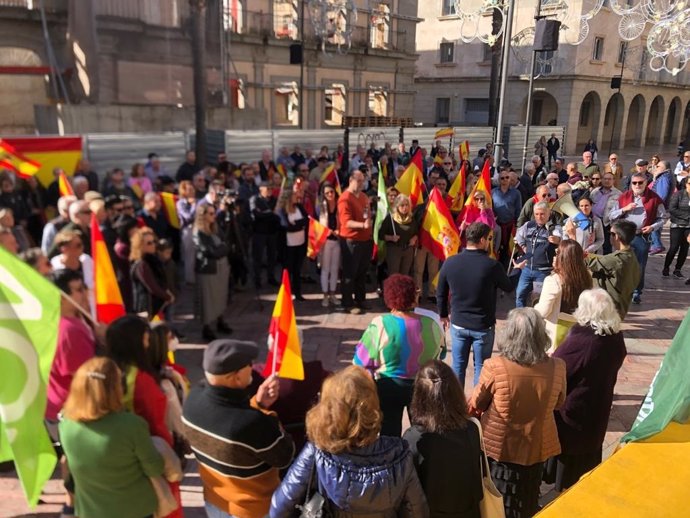 Vox pide en una concentración que se devuelva la voz al pueblo español y que se convoquen" elecciones generales
