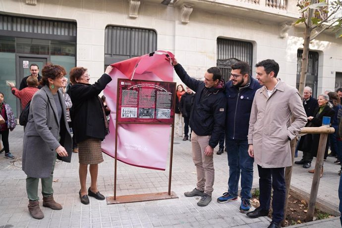 El concejal de Barcelona Pau Gonzlez en el acto de recuperación de la memoria de la antigua sede de la Unión Cooperatista Barcelonesa en el Eixample de Barcelona