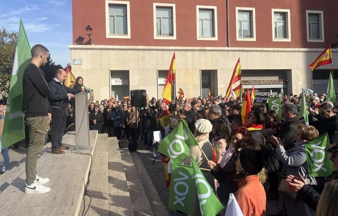 Concentración de VOX en la plaza de la Seo de Zaragoza.