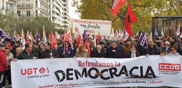 Un millar de personas se moviliza en Valladolid en una marcha "histórica" para "defender" la democracia y libertad