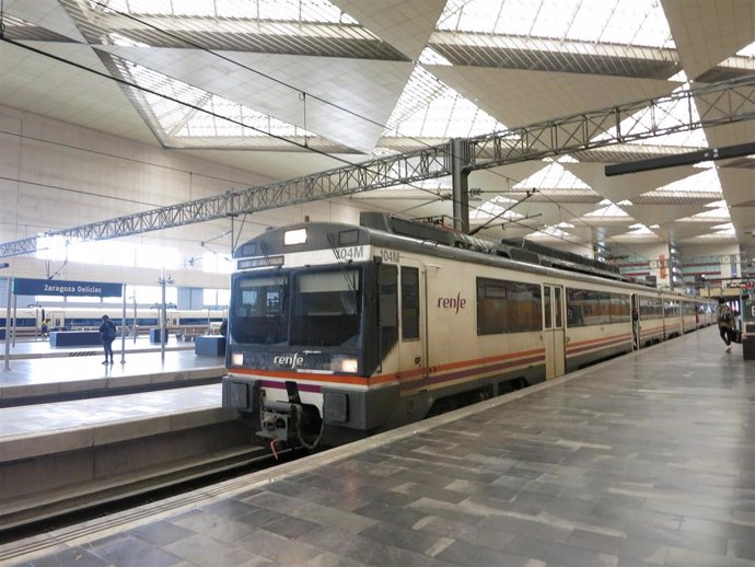 Archivo - Tren en la Estación Delicias de Zaragoza.