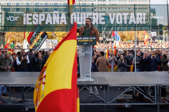 El líder nacional de Vox, Santiago Abascal, interviene durante la protesta por la derogación del delito de sedición del Código Penal, a 27 de noviembre de 2022, en Madrid (España).