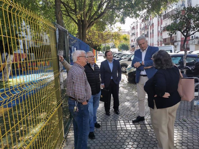 El portavoz del grupo municipal de Ciudadanos (Cs) en el Ayuntamiento de Sevilla, Miguel Ángel Aumesquet, en la barriada del Zodiaco