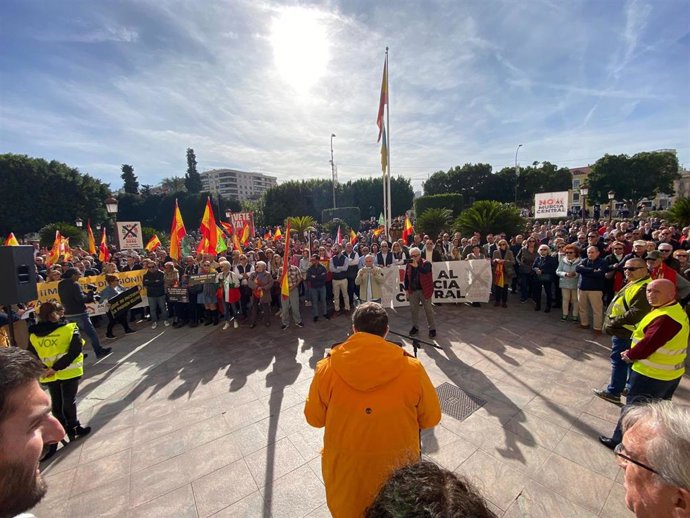 Un momento en la concentración de VOX frente al Ayuntamiento de Murcia