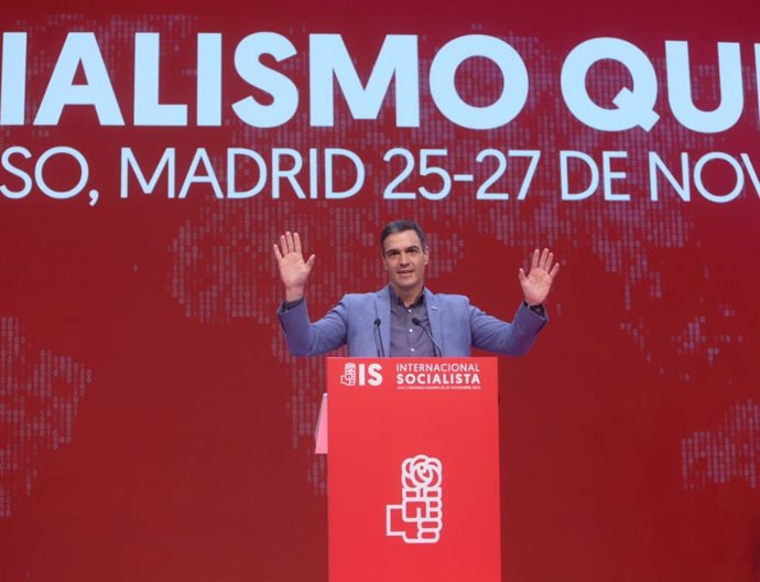 El presidente del Gobierno, Pedro Sánchez, saluda tras su proclamación como presidente de la Internacional Socialista durante la última jornada del XXVI Congreso de la Internacional Socialista (IS), en IFEMA Madrid, a 27 de noviembre de 2022, en Madrid.