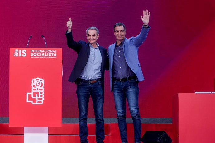 El expresidente del Gobierno, José Luis Rodríguez Zapatero (i), interviene junto al nuevo presidente de la Internacional Socialista, Pedro Sánchez, durante la última jornada del XXVI Congreso de la Internacional Socialista (IS), en IFEMA Madrid.