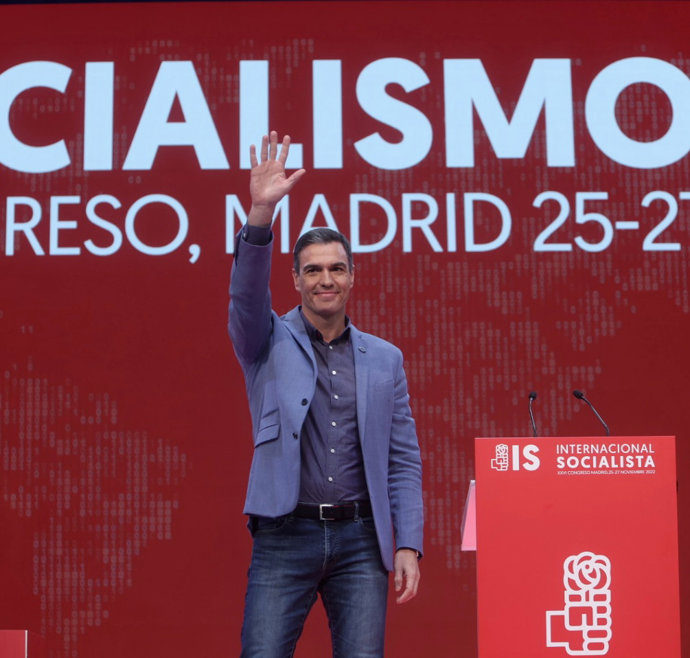 El president del Govern central, Pedro Sánchez, saluda després de la seva proclamació com a president de la Internacional Socialista durant l'última jornada del XXVI Congrés de la Internacional Socialista (IS), a IFEMA Madrid, a 27 de novembre del 2022