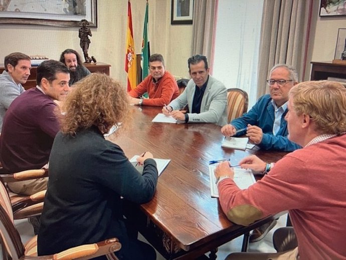 Reunión de urgencia entre el Ayuntamiento de Badajoz y CSIF para negociar mejoras para los funcionarios.