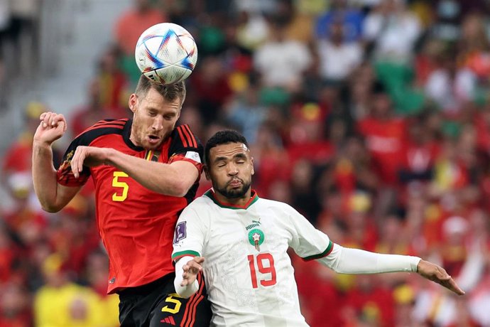 Jan Vertonghen pugna por un balón con Youssef En-Nesyri en el Bélgica-Marruecos del Mundial de Catar
