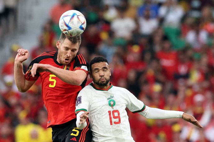 27 November 2022, Qatar, Doha: Belgium's Jan Vertonghen and Morocco's Youssef En-Nesyri battle for the ball during the FIFA World Cup Qatar 2022 Group F soccer match between Belgium and Morocco at Al Thumama Stadium. Photo: Bruno Fahy/BELGA/dpa