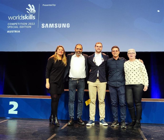 El alumno menorquín Kevin Llopis acompañado de la delegación balear