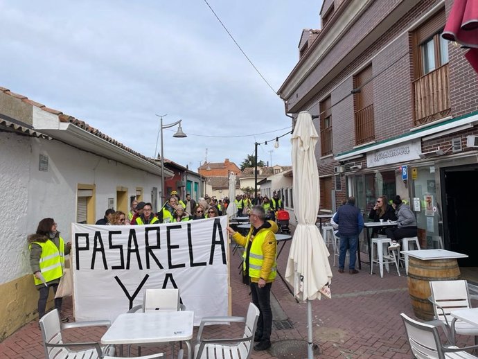 Unas 200 personas marchan en Boecillo (Valladolid) para pedir la "eterna" pasarela peatonal