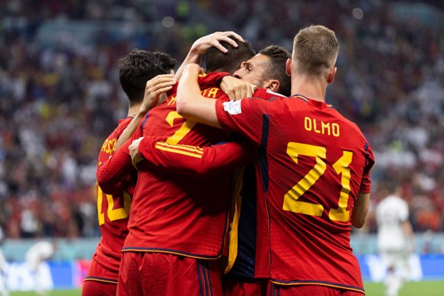 27 November 2022, Qatar, Al Khor: Spain's Alvaro Morata (R) celebrates scoring his side's first goal with teammates during the 2022 FIFA World Cup Group E soccer match between Spain and Germany at Al Bayt Stadium. Photo: Federico Gambarini/dpa
