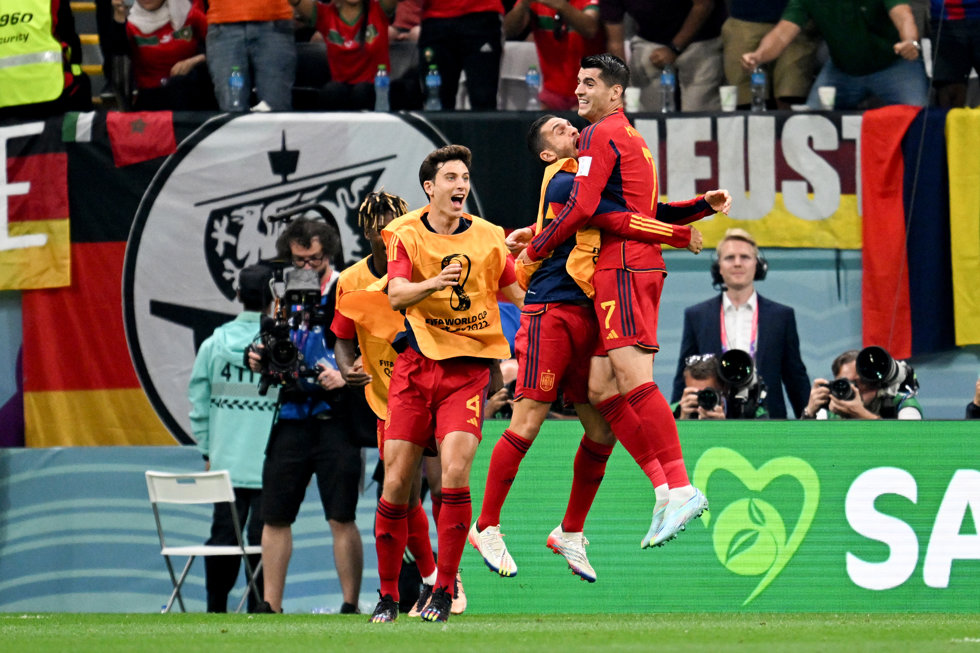 27 November 2022, Qatar, Al Khor: Spain's Alvaro Morata (R) celebrates scoring his side's first goal with teammates during the 2022 FIFA World Cup Group E soccer match between Spain and Germany at Al Bayt Stadium. Photo: Federico Gambarini/dpa