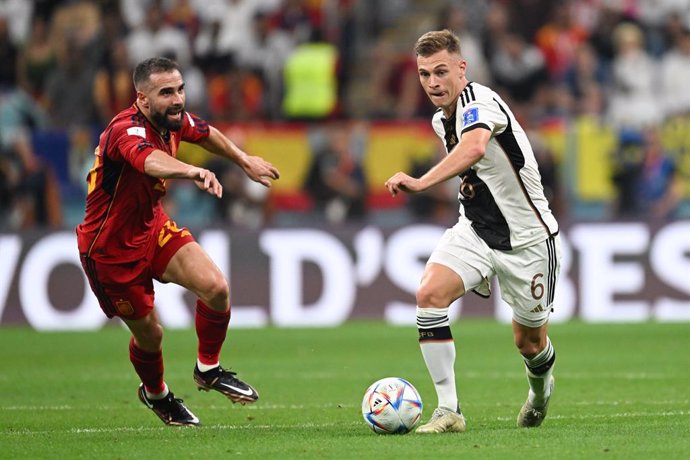 27 November 2022, Qatar, Al Khor: Germany's Joshua Kimmich (R) and Spain's Daniel Carvajal battle for the ball during the 2022 FIFA World Cup Group E soccer match between Spain and Germany at Al Bayt Stadium. Photo: Federico Gambarini/dpa