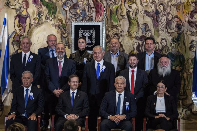 15 November 2022, Israel, Jerusalem: Likud leader and incoming Israeli prime minister Benjamin Netanyahu (C) poses for a picture with representatives of the Knesset participating parties after the swearing-in of Israel's 25th Knesset. Photo: Ilia Yefimo