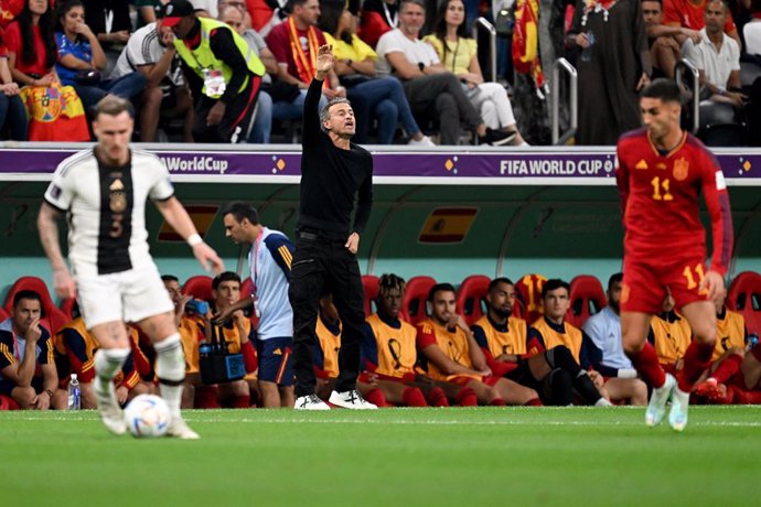 27 November 2022, Qatar, Al Khor: Spain coach Luis Enrique (C) gestures on the sidelines during the 2022 FIFA World Cup Group E soccer match between Spain and Germany at Al Bayt Stadium. Photo: Federico Gambarini/dpa