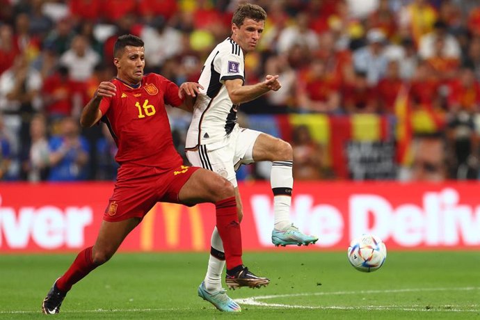 El internacional español Rodri disputa un balón a Thomas Mueller en el España-Alemania en la Copa del Mundo Qatar 2022.