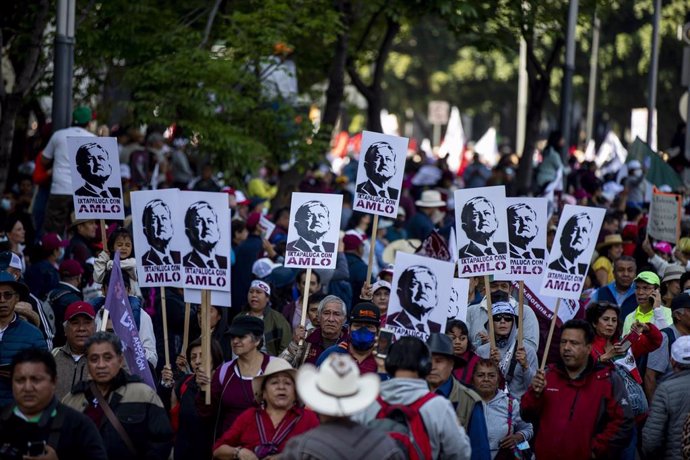 Simpatizantes del presidente de México, Andrés Manuel López Obrador, en la capital del país