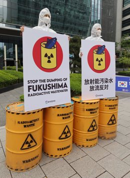 Archivo - Imagen de archivo de manifestantes realizan una concentración de protesta frente a la Embajada de Japón en Seúl para instar a Japón a que retire su decisión de verter al mar el agua que contienen materiales radioactivos almacenados en Fukushima