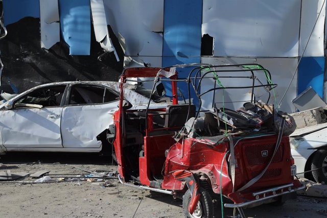 Imagen de archivo de vehículos destruidos por un atentado en Mogadiscio (Somalia) 