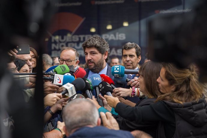 El presidente de Murcia, Fernando López Miras, ofrece declaraciones a los medios durante la celebración del VI acto empresarial por el Corredor Mediterráneo, a 17 de noviembre de 2022, en Barcelona, Cataluña (España). El acto ha reunido a más de 1.500 e