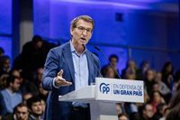 Feijóo presume de un PP cohesionado frente a Sánchez, "enredado en la polémica diaria" y al que "rehuyen" sus 'barones'