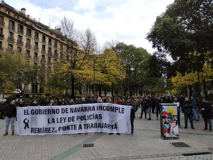 Concentración de policías forales para reclamar la reglamentación de la ley de Policías de Navarra