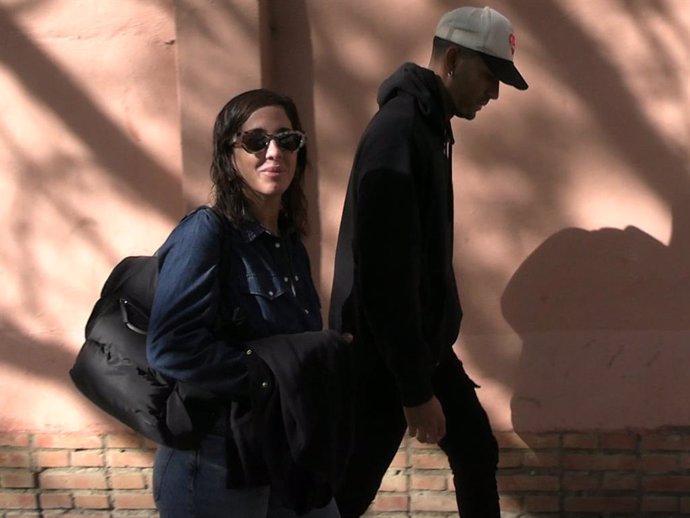 Anabel Pantoja dando un paseo con Yulen Pereira por las calles de Sevilla