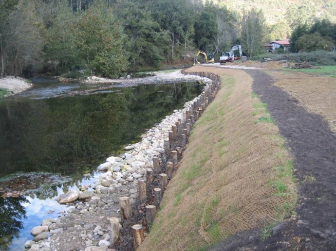 La Confederación Hidrográfica del Cantábrico (CHC) finaliza trabajos de mantenimiento en el río Bedón, en Llanes