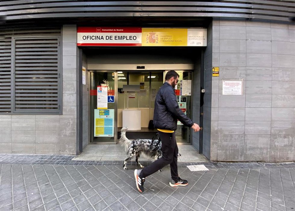 Archivo - Un hombre pasa por delante de una oficina de empleo