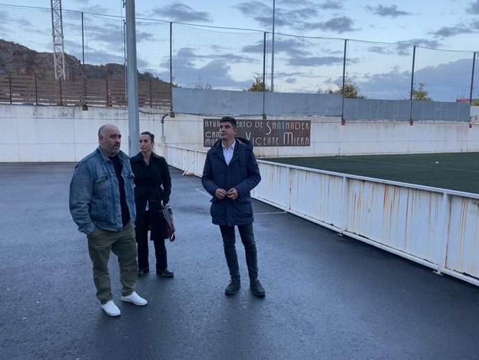 Daniel Fernández en el campo de fútbol de Nueva Montaña