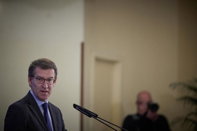El presidente del PP, Alberto Núñez Feijóo, interviene durante el desayuno informativo organizado por Nueva Economía Fórum, en el Hotel Intercontinental, a 28 de noviembre de 2022, en Madrid (España).