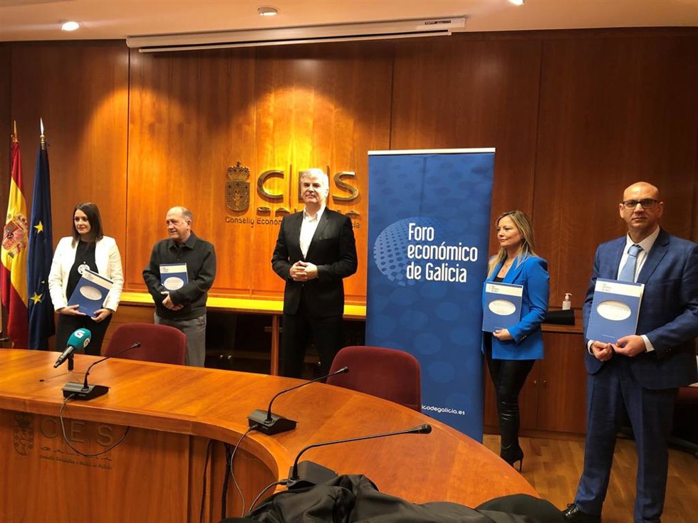 Archivo - Los profesores de la USC María Cadaval y Xoaquín Fernández Leiceaga, y los docentes en la UVigo Santiago Lago y Alberto Vaquero; encargados de elaborar la propuesta del Foro Económico de Gailcia para la reforma del modelo de financiación auton
