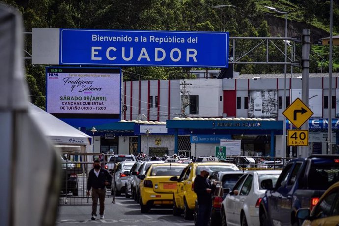 Archivo - Vehículos haciendo fila en la frontera entre Colombia y Ecuador