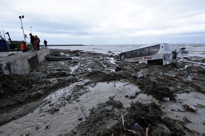 Rescatistas en Isquia, Italia, tras el deslizamiento de tierra por las fuertes lluvias en la isla