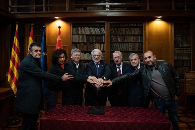 El presidente de Foment del Treball, Josep Sánchez Llibre; el de la Unió Patronal Metal·lúrgica (UPM), Jaume Roura, y el de la Chery, Tongyue Yin, junto a representantes sindicales y académicos.