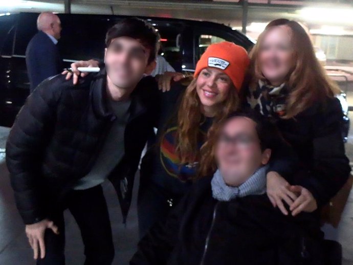 Shakira atendiendo a unos fans en el aeropuerto de Barcelona