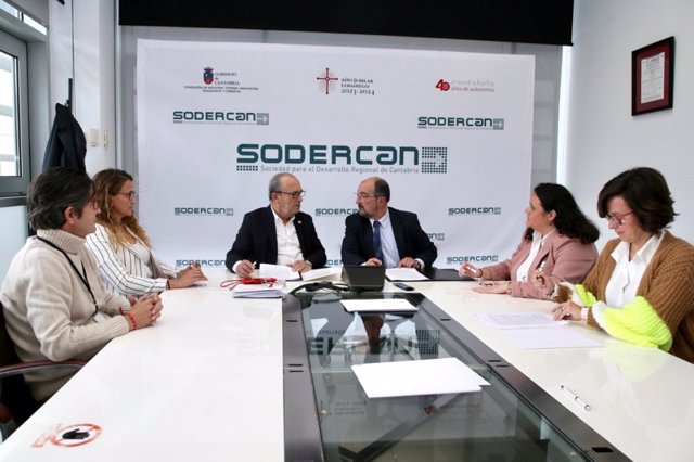 El consejero de Industria, Javier López Marcano, y el consejero delegado de SODERCAN, Rafael Pérez Tezanos, con las delegadas de personal de SODERCAN.- Archivo