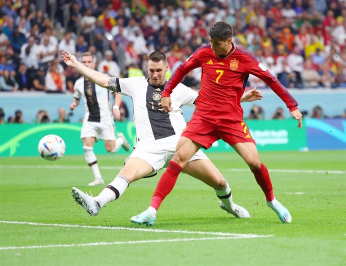 El delantero español Alvaro Morata marca el 1-0 ante Alemania en el Mundial de Catar. 