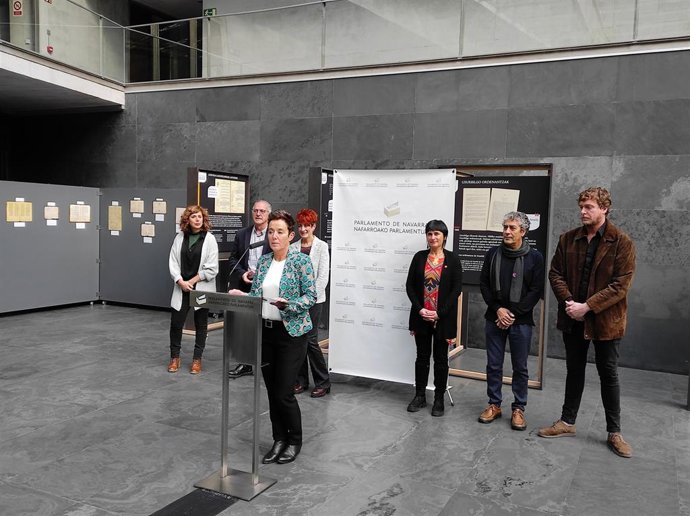 La diputada navarra de EH Bildu en el Congreso, Bel Pozueta, interviene en una comparecencia acompañada de parlamentarios forales de EH Bildu.