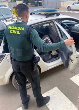El detenido, dentro de un vehículo de la Guardia Civil tras su detención